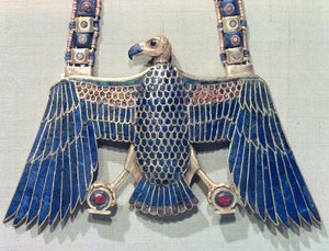 Halskjede med gribbanheng, fra graven til Tutankhamon (ca. 1370-52 f.Kr.) New Kingdom (gull belagt med lapis lazuli og cornelian)